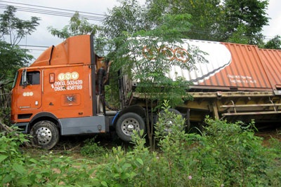 Xe container lao vào nhà dân, mất điện toàn thôn - 1