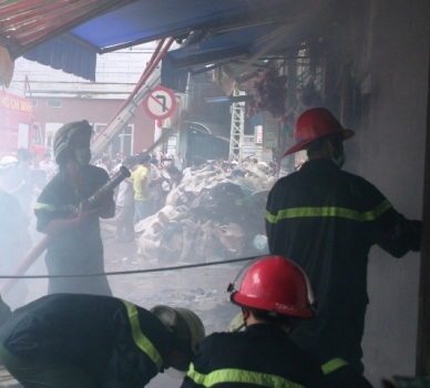 Hai cửa hàng phụ tùng xe máy bị lửa thiêu rụi - 1