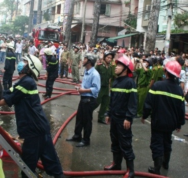 Hai cửa hàng phụ tùng xe máy bị lửa thiêu rụi - 2