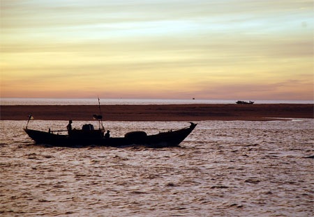 Chùm ảnh: Thuyền về giữa bình minh - 4 Chùm ảnh: Thuyền về giữa bình minh - 4