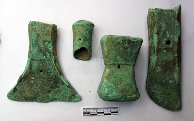 Phát hiện đồ đồng 2.000 năm tuổi khi đào móng nhà - 1