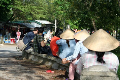 Chèo kéo khách trước cửa Phật - 1