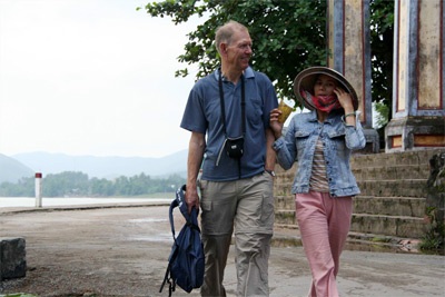 Chèo kéo khách trước cửa Phật - 2