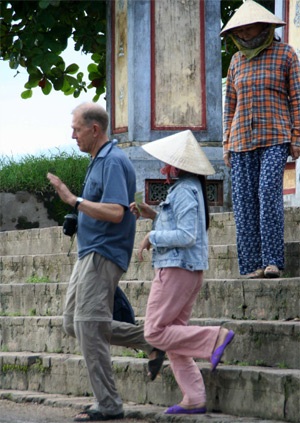 Chèo kéo khách trước cửa Phật - 3