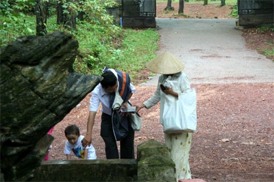 Chèo kéo khách trước cửa Phật - 4