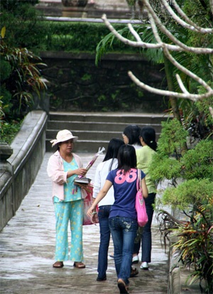 Chèo kéo khách trước cửa Phật - 5