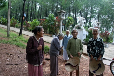 Chèo kéo khách trước cửa Phật - 6