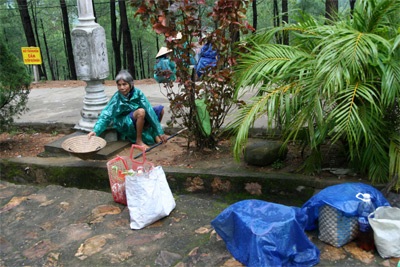 Chèo kéo khách trước cửa Phật - 7