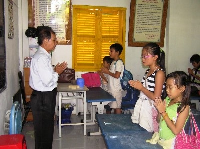 Thương trào nước mắt lớp học nơi cửa chùa  - 1