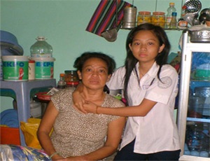 Con ung thư xương nuôi mẹ xuất huyết não, bố tai biến... - 1 Con ung thư xương nuôi mẹ xuất huyết não, bố tai biến... - 1