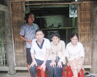 Người phụ nữ "gánh" chồng liệt, con đao, mẹ mù   - 1