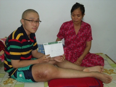Qùa nhân ái đến với cậu sinh viên mang khối u ác tính - 2 Qùa nhân ái đến với cậu sinh viên mang khối u ác tính - 2