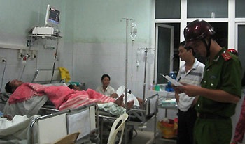 Hai người bị điện giật chết khi lắp biển quảng cáo - 2 Hai người bị điện giật chết khi lắp biển quảng cáo - 2