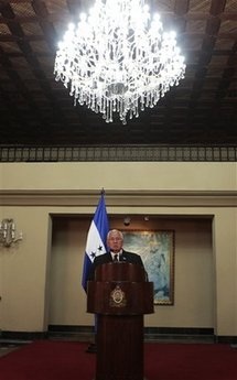 Tổng thống bị lật đổ sắp được phục chức - 1