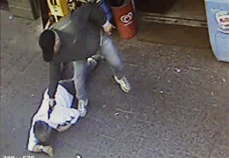 Italia sốc trước video giết người thản nhiên trên phố - 4