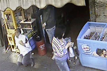 Italia sốc trước video giết người thản nhiên trên phố - 2