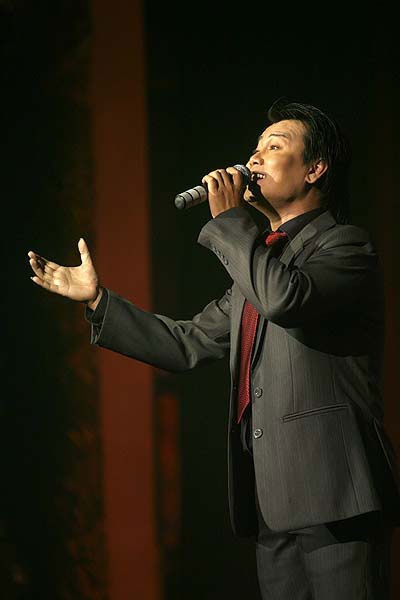 Ngắm những “bóng hồng” trong đêm nhạc Đoàn Chuẩn - 9 Ngắm những “bóng hồng” trong đêm nhạc Đoàn Chuẩn - 9
