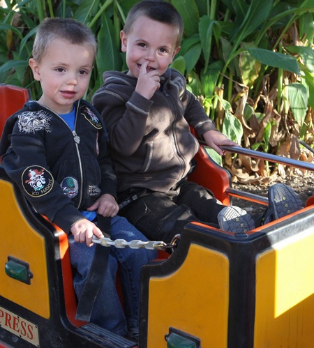 Hai nhóc nhà Britney đi chơi Halloween - 7