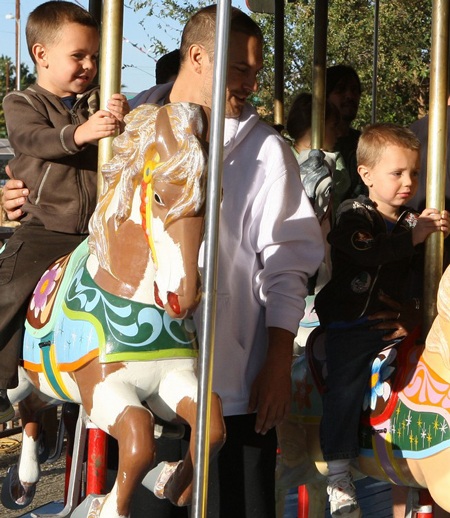 Hai nhóc nhà Britney đi chơi Halloween - 2