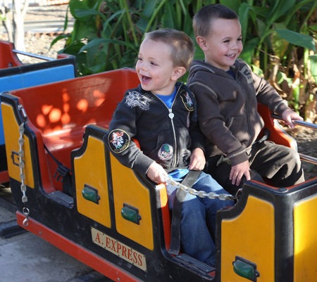 Hai nhóc nhà Britney đi chơi Halloween - 3