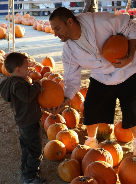 Hai nhóc nhà Britney đi chơi Halloween - 6