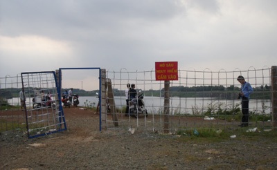 Vớt ca nô, một học sinh chết đuối tại hồ “tử thần”  - 1