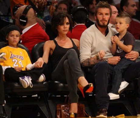 Vic buồn chán khi đi xem bóng rổ - 1 Vic buồn chán khi đi xem bóng rổ - 1