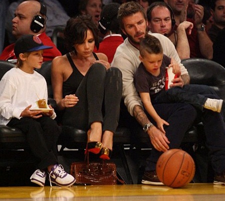 Vic buồn chán khi đi xem bóng rổ - 4 Vic buồn chán khi đi xem bóng rổ - 4