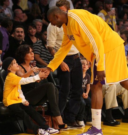 Vic buồn chán khi đi xem bóng rổ - 6 Vic buồn chán khi đi xem bóng rổ - 6