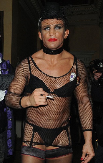 Ngắm sao trong ngày hội hóa trang - 24