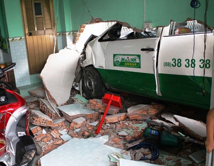Taxi ủi bay hai người đang ngủ - 1 Taxi ủi bay hai người đang ngủ - 1