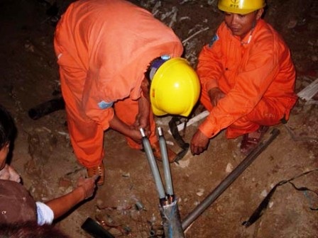 Cả phố náo loạn vì cháy cáp điện ngầm - 1