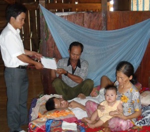 Cháu bé 9 tháng tuổi bị mẹ bỏ rơi đã mất cha - 1 Cháu bé 9 tháng tuổi bị mẹ bỏ rơi đã mất cha - 1