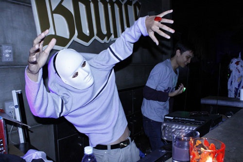 Giới trẻ Hà Nội, TPHCM đón Halloween thế nào? - 1