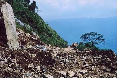 Quốc lộ 24 lên Tây Nguyên bị tắc hoàn toàn - 1 Quốc lộ 24 lên Tây Nguyên bị tắc hoàn toàn - 1