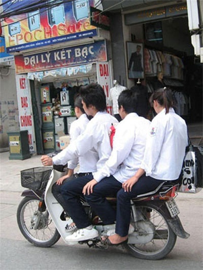 Nhiều học sinh “hồn nhiên” phạm luật giao thông - 1
