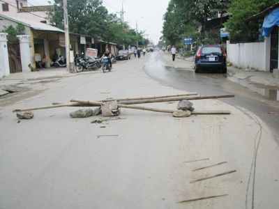 Dân ngăn đường chặn xe “nhả” bụi - 1
