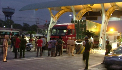 Kẹt xe nghiêm trọng vì tài xế phản đối trạm thu phí - 1 Kẹt xe nghiêm trọng vì tài xế phản đối trạm thu phí - 1