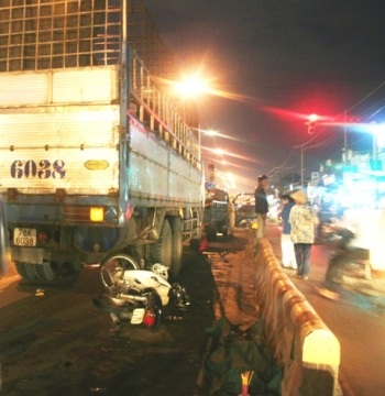 Đâm vào xe tải dừng đèn đỏ, 2 người thương vong  - 1