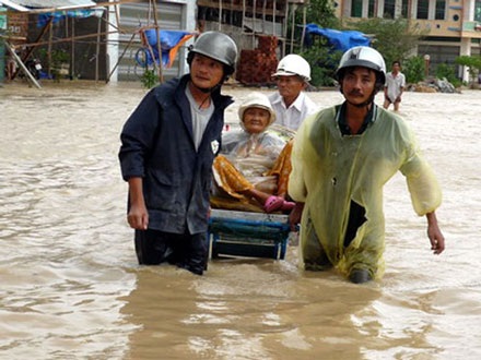 “Đại hồng thủy” nhấn chìm miền Trung, hơn 90 người chết - 13 “Đại hồng thủy” nhấn chìm miền Trung, hơn 90 người chết - 13