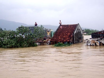 “Đại hồng thủy” nhấn chìm miền Trung, hơn 90 người chết - 7 “Đại hồng thủy” nhấn chìm miền Trung, hơn 90 người chết - 7