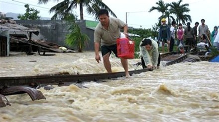 “Đại hồng thủy” nhấn chìm miền Trung, hơn 90 người chết - 10 “Đại hồng thủy” nhấn chìm miền Trung, hơn 90 người chết - 10