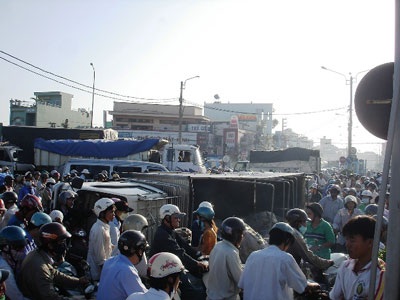 Hàng ngàn người “chôn chân” trên đường vì xe tải lật - 1