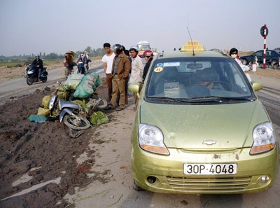 2 người suýt mất mạng vì đống bùn giữa đường - 1 2 người suýt mất mạng vì đống bùn giữa đường - 1