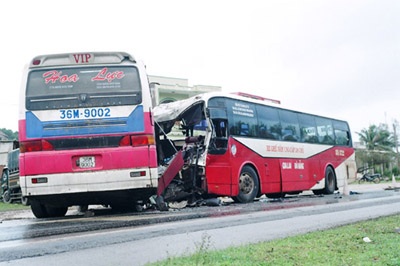 Tai nạn giữa 3 ô tô khách, 1 người chết, 17 người bị thương - 1