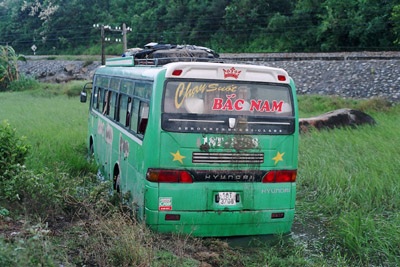 Tai nạn giữa 3 ô tô khách, 1 người chết, 17 người bị thương - 2