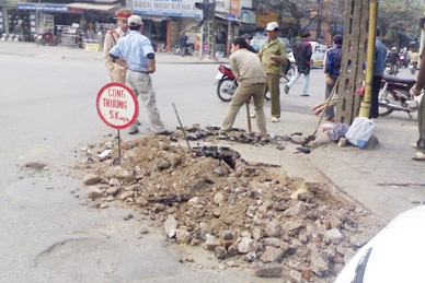 Phải đóng tiền “bảo đảm” trước khi đào đường  - 1