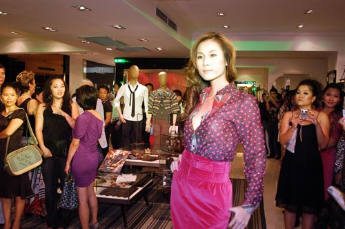 Lan Hương, Thái Hà nổi bật trên sàn catwalk - 7 Lan Hương, Thái Hà nổi bật trên sàn catwalk - 7