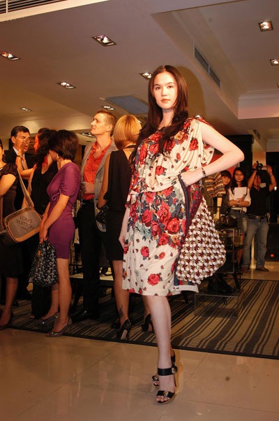 Lan Hương, Thái Hà nổi bật trên sàn catwalk - 9 Lan Hương, Thái Hà nổi bật trên sàn catwalk - 9