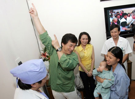 <i>Vua Kungfu</i> “trực” ca phẫu thuật sứt môi cho bé Trần Quý Thiện - 6 <i>Vua Kungfu</i> “trực” ca phẫu thuật sứt môi cho bé Trần Quý Thiện - 6